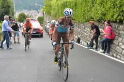 Vuillermoz krijgt zware astma-aanval tijdens klim en valt in Mortirolo-ravijn