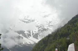 Giro-renners lijden kou: 'Gooiden hete thee over ons heen', 'plas in je broek'