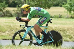 Van Aert rijdt 'trainingstempo bergop' en spaart voor tijdrit: 'Ik wil vlammen'