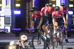 INEOS-baas Brailsford looft ASO: 'Fans moesten wegrennen van modderstromen'