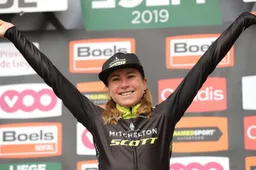 Géén Nederlandse zege in Giro Rosa: Van Vleuten valt aan, maar Banks wint