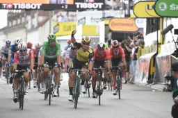 Groenewegen slaat zijn slag in de Tour: Nederlander pakt rit zeven na sprint