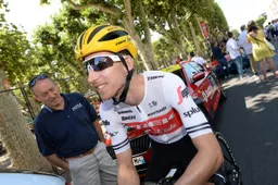 Mollema woedend op motards: 'Met jury gepraat, dit heeft invloed op koersverloop'