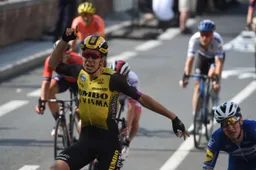 Van Aert klopt topsprinters na schitterende waaieretappe in rit 10 Tour