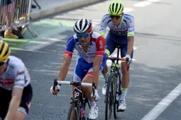 Pinot 'kookt van woede', Bardet voelt geen druk meer na tijdverlies in Tour