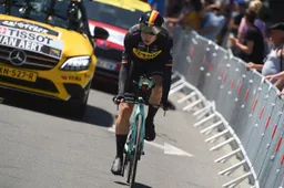 Lefevere stelt Tourorganisatie verantwoordelijk: 'Van Aert valt door spandoek'