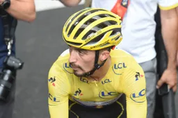 Alaphilippe krijgt duw van verzorger DQS op Galibier; UCI houdt het bij boete