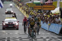 Column: Moet Kruijswijk alles op geel zetten of aanklampen voor het podium?