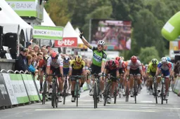 Bennett simpel naar tweede ritzege in BinckBank Tour, Groenewegen mist benen