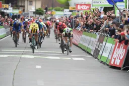 Hattrick Bennett in BinckBank Tour na millimetersprint tegen Groenewegen