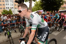 Vuelta a Espana etappe 3 | Bennett opgelucht, Roche: 'Stond enorme druk op hem'