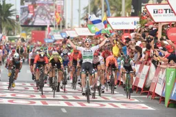 Bennett maakt favorietenrol waar in derde etappe Vuelta; Jakobsen ingesloten