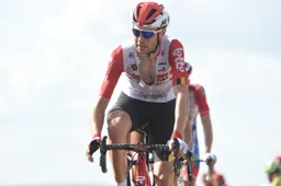 Armée protesteert tegen boete en geeft drinkbussen af bij UCI-wedstrijdauto