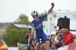 Waanzinnig knappe solo brengt Cavagna zege; Roglic verliest niks ondanks val