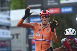 Motard die plakbidon-beelden Eekhoff filmde, steunt renner: 'Proficiat, champ'