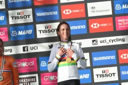 Van Vleuten traint weer mee bij de mannen, dit keer bij nieuwe ploeg Movistar