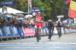 Pedersen wint bizar zwaar WK in Yorkshire, man met de hamer sloopt Van der Poel
