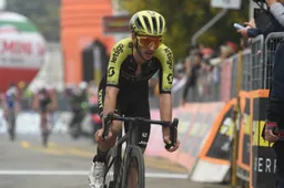 Adam Yates naar ziekenhuis na val in laatste etappe UAE Tour