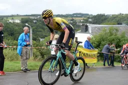 Roosen rijdt eerste koers in kampioenstrui: 'Geniet elke ochtend van driekleur'