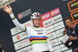 Pedersen de slimste in Gent-Wevelgem, Van Aert en Van der Poel kijken naar elkaar