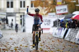 Lucinda Brand wint gloednieuwe cross in Kortrijk, wederom Nederlands podium