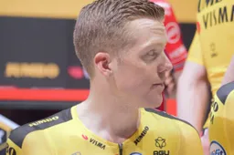 Ondertussen in het peloton | Kruijswijk bekvecht, Sagan aan de auto