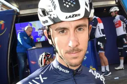 Feest voor Alpecin-Fenix: De Bondt verrast naderend peloton in Frankrijk