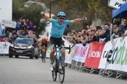 Fuglsang pakt zege in Ronde van Lombardije na strijd met Bennett en val Evenepoel