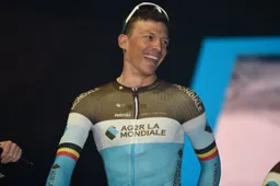 Peloton kijkt met open mond naar prestatie Van der Poel in BinckBank Tour