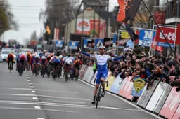 Asgreen blijft het razende peloton nipt voor in Kuurne-Brussel-Kuurne