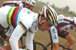 Bettini pislink over nieuwe kalender: 'Alles moet wijken voor de Tour'