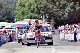 Jakobs veegt de vloer aan met virtuele koersen: 'Dat is surrogaat fietsen'