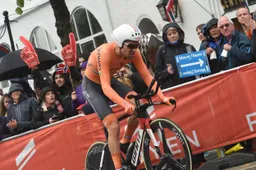 Dumoulin ontsnapt aan valpartij: 'Als het moet ben ik een kunstenaar op de fiets'