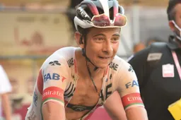 Formolo rijdt rit uit met sleutelbeenbreuk, daarna abandon; Skujins ontbloot