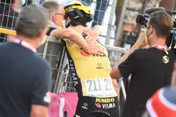 Wielerwereld feliciteert Van Aert: 'Ik had nooit gedacht dat je zou terugkomen'