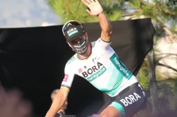 Media fileren Sagan: 'Voetzoeker', 'Hulk zonder spierballen' en 'dwaze Sagan'