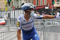Alaphilippe overladen door emoties: 'Draag zege op aan mijn vader'