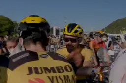 Feest bij Jumbo-Visma: Ontlading in de auto, ontkurkfoutje Van Aert