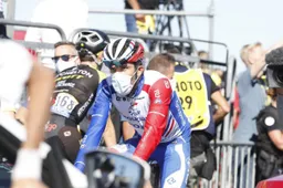 Pinot moet lossen op Port de Balès, verliest veel tijd op peloton