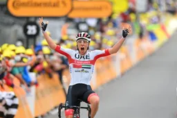 Pogacar wint razendsnelle bergetappe in Tour de France, Roglic pakt gele trui