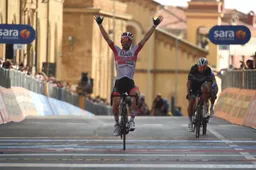 Ulissi verslaat Sagan in tweede etappe Giro d'Italia, Ganna behoudt roze