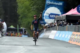 Weergaloze Ganna wint bergrit in Giro, Almeida steviger in het roze