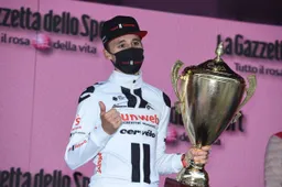 Hindley pakt maglia rosa: 'Het is een droom, maar jammer dat ik hem van Wilco pak'