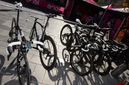 Oostenrijkse ploeg aangereden door lijnbus; één renster met breuken naar ziekenhuis