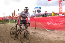 Van der Poel met twee vingers in de neus naar vijfde seizoenszege in Bredene