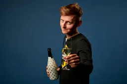 Wielerploegen wensen wielerfans massaal gelukkig nieuwjaar; proost!