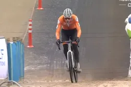 Van der Poel opnieuw wereldkampioen veldrijden na lekke band Van Aert