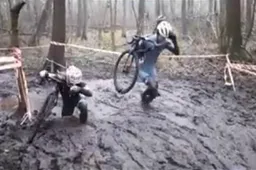 Modderpoel op Pools kampioenschap zorgt voor hilariteit op social media (+beelden)