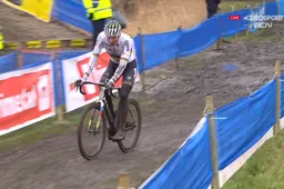 Van der Poel oppermachtig in Flandriencross Hamme, Van Aert is tweede