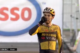 Oppermachtige Van Aert soleert naar winst Belgisch kampioenschap veldrijden